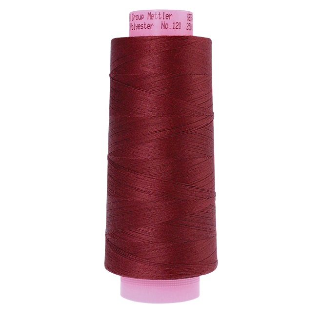 Amann Mettler Seracor in der Farbe Winterberry auf der 2500m Kone. Seracor ist der Allesnäher unter den Overlock-Garnen!