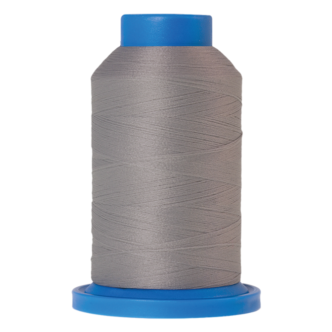 Amann Mettler Seraflock in der Farbe Sterling auf der 1000m Kone. Seraflock ist ein Bauschgarn, besonders geeignet für Dessous, Schwimm- und Sportbekleidung.